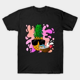 Cool pineapple with sunglasses drinking coconut juice. T-Shirt